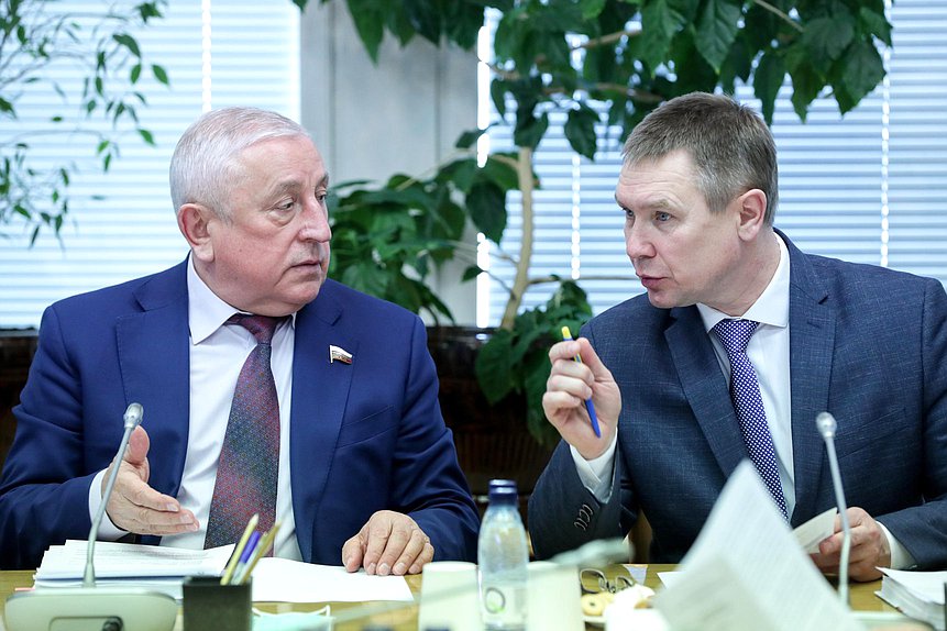 Председатель Комитета по развитию Дальнего Востока и Арктики Николай Харитонов и Первый заместитель Председателя Комитета Сергей Каргинов