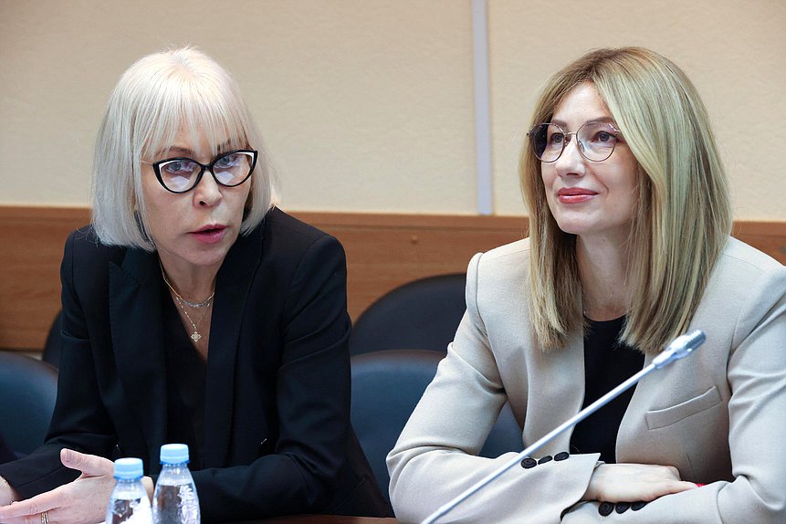 Первый заместитель Председателя Комитета по экономической политике Надежда Школкина (слева)