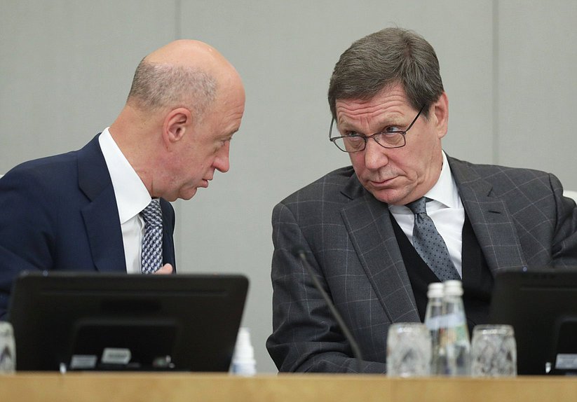 Первый заместитель Председателя Государственной Думы Александр Жуков и заместитель Председателя Государственной Думы Александр Бабаков