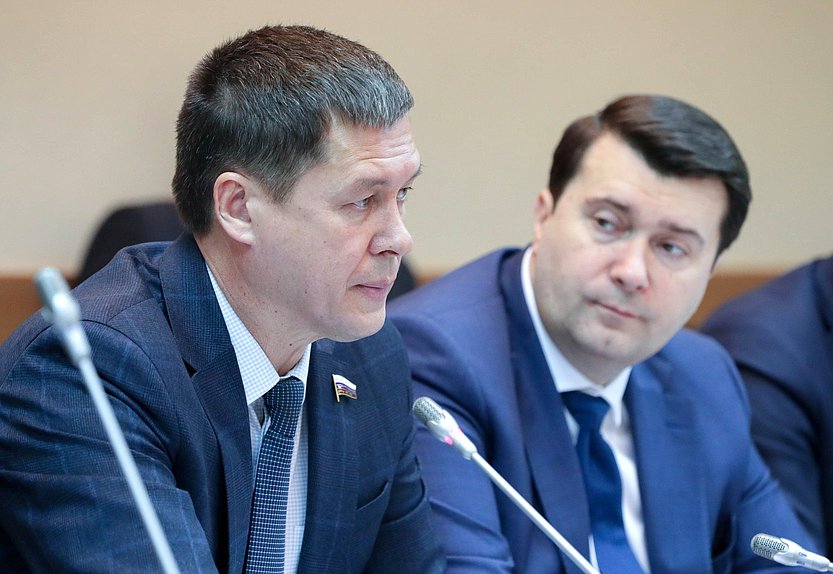 Член Комитета по экологии, природным ресурсам и охране окружающей среды Зариф Байгускаров и заместитель Председателя Комитета Олег Лебедев