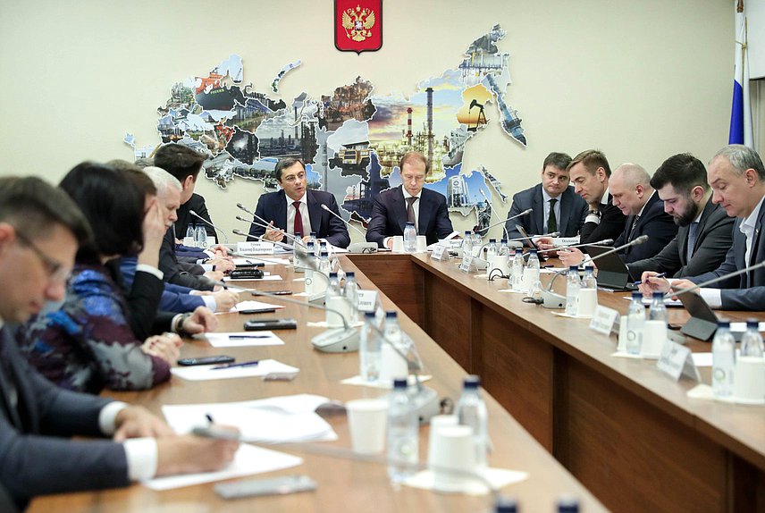 Заседание Комитета по промышленности и торговли с участием Министра по промышленности и торговли РФ Дениса Мантурова