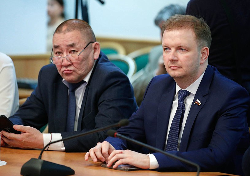 Член Комитета по транспорту и развитию транспортной инфраструктуры Петр Аммосов и член Комитета по малому и среднему предпринимательству Алексей Говырин