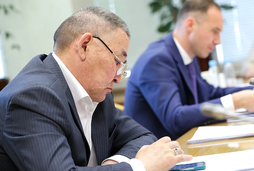 Член Комитета по транспорту и развитию транспортной инфраструктуры Петр Аммосов