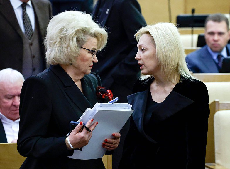 Председатель Комитета по защите семьи, вопросам отцовства, материнства и детства Нина Останина и член Комитета по развитию гражданского общества, вопросам общественных и религиозных объединений Ольга Тимофеева