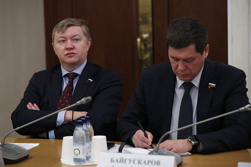 Заместитель председателя Комитета по экологии, природным ресурсам и охране окружающей среды Евгений Марков и член Комитета Зариф Байгускаров