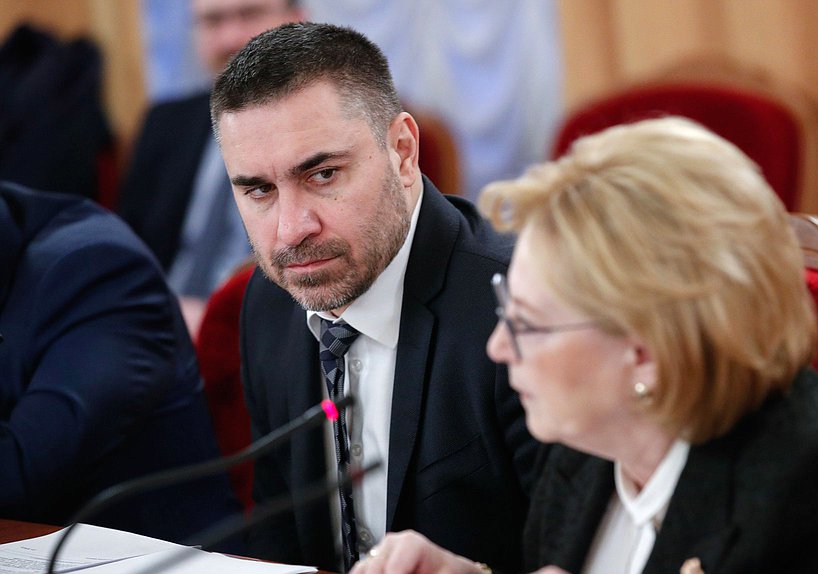 Председатель Комитета по охране здоровья Дмитрий Хубезов