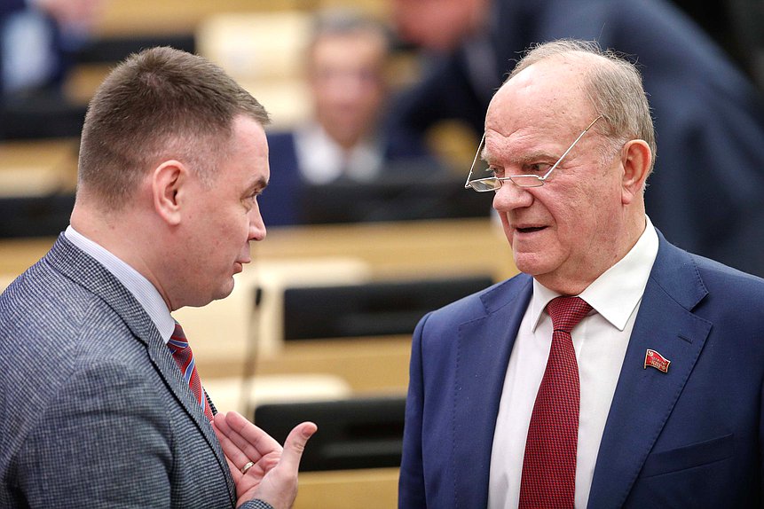 Заместитель Председателя Комитета по вопросам собственности, земельным и имущественным отношениям Алексей Корниенко и руководитель фракции КПРФ Геннадий Зюганов