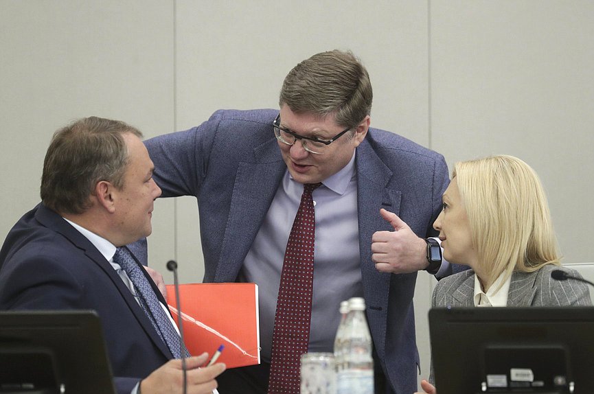 Член Комитета по труду, социальной политике и делам ветеранов Андрей Исаев и заместители Председателя ГД Петр Толстой и Ольга Тимофеева