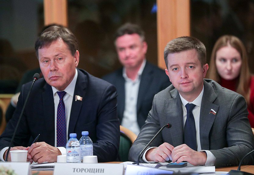 Первый заместитель председателя Комитета по экономической политике, промышленности, инновационному развитию и предпринимательству Николай Арефьев и член Комитета по жилищной политике и жилищно-коммунальному хозяйству Игорь Торощин
