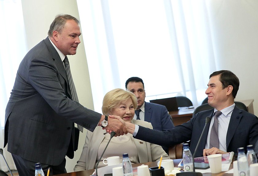 Заместитель Председателя Государственной Думы Петр Толстой и Первые заместители Председателя Комитета по культуре Елена Драпеко и Сергей Шаргунов