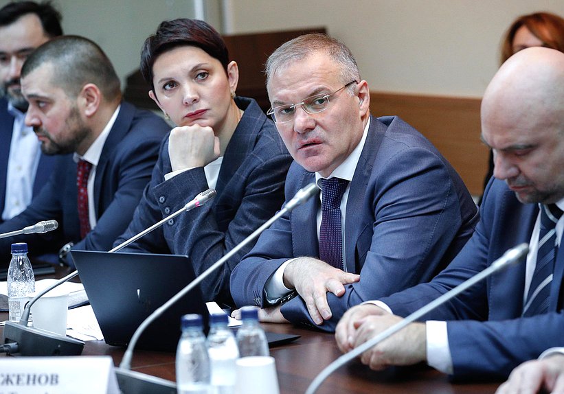 Заместители Председателя Комитета по экологии, природным ресурсам и охране окружающей среды Жанна Рябцева и Александр Коган