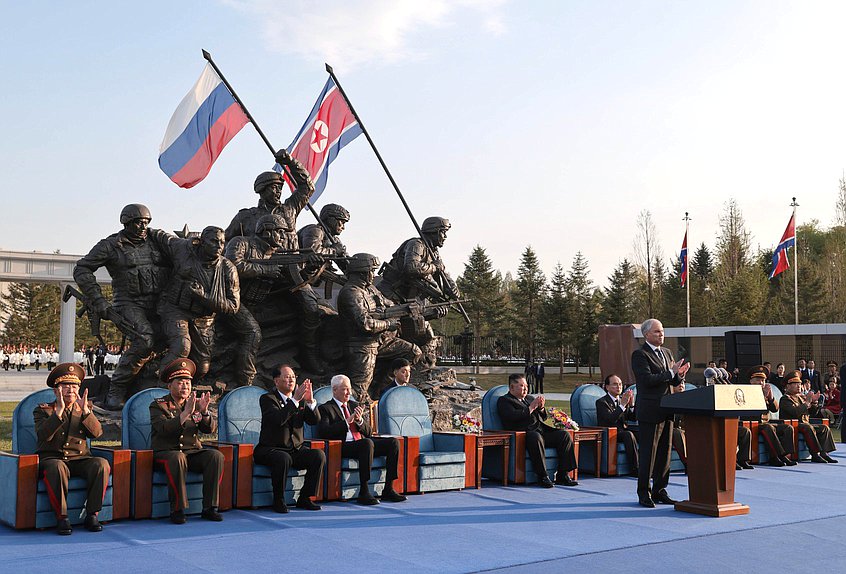 Министр обороны РФ Андрей Белоусов, Председатель Государственной Думы Вячеслав Володин и Председатель Государственных дел Корейской Народно-Демократической Республики Ким Чен Ын. Церемония открытия Мемориального комплекса и Музея боевых подвигов героев зарубежной военной операции