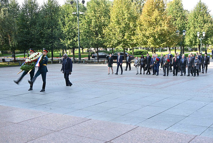Flowers-laying ceremony at the Tomb of the Unknown Soldier with participation of delegations taking part in the International Parliamentary Conference “Russia – Latin America”