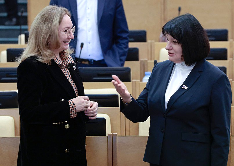 Член Комитета по просвещению Лариса Тутова и заместитель Председателя Комитета по туризму и развитию туристической инфраструктуры Татьяна Лобач