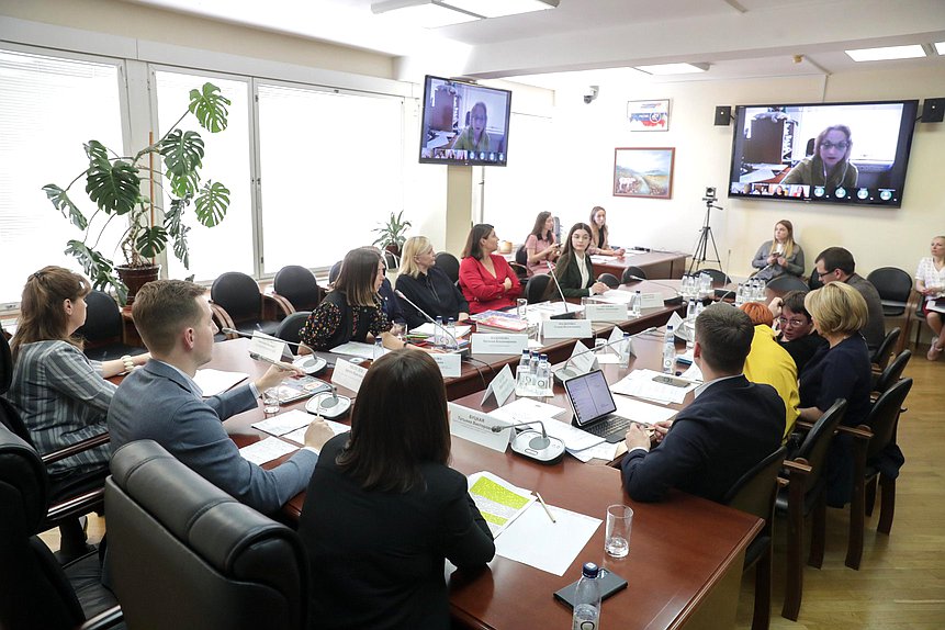 Круглый стол Комитета по молодежной политике на тему «Законодательное закрепление возможности передачи детей, фактически оставшихся без попечения родителей, под предварительную и временную опеку (попечительство)»