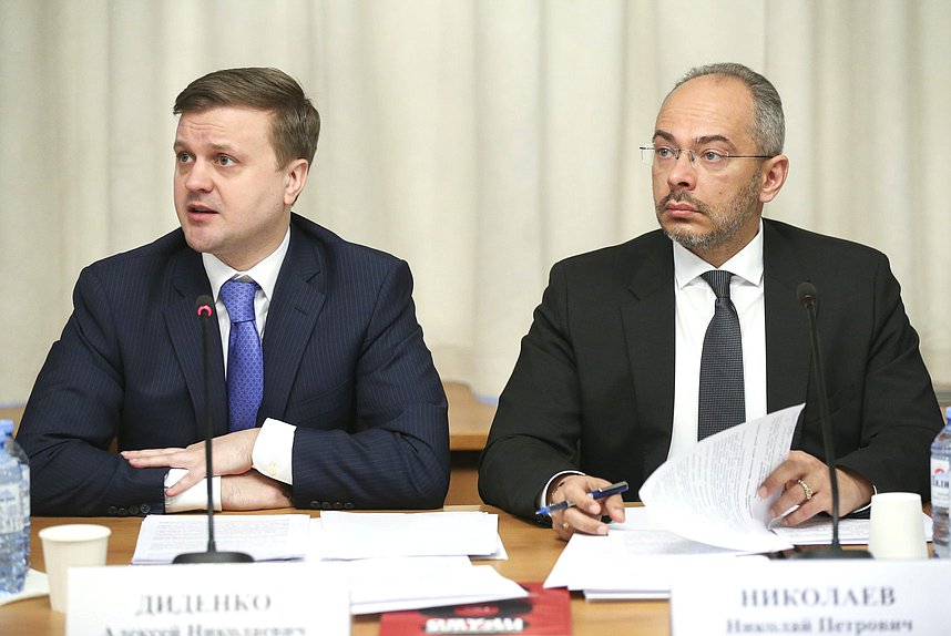 Председатель Комитета по федеративному устройству и вопросам местного самоуправления Алексей Диденко и Председатель Комитета по природным ресурсам, собственности и земельным отношениям Николай Николаев