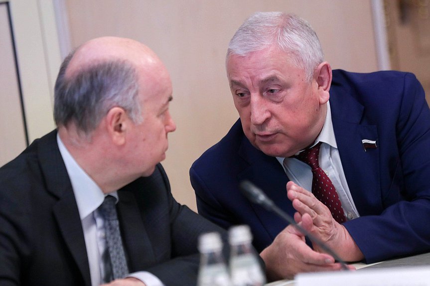 Первый заместитель руководителя Аппарата Государственной Думы Валерий Иванов и Председатель Комитета по развитию Дальнего Востока и Арктики Николай Харитонов