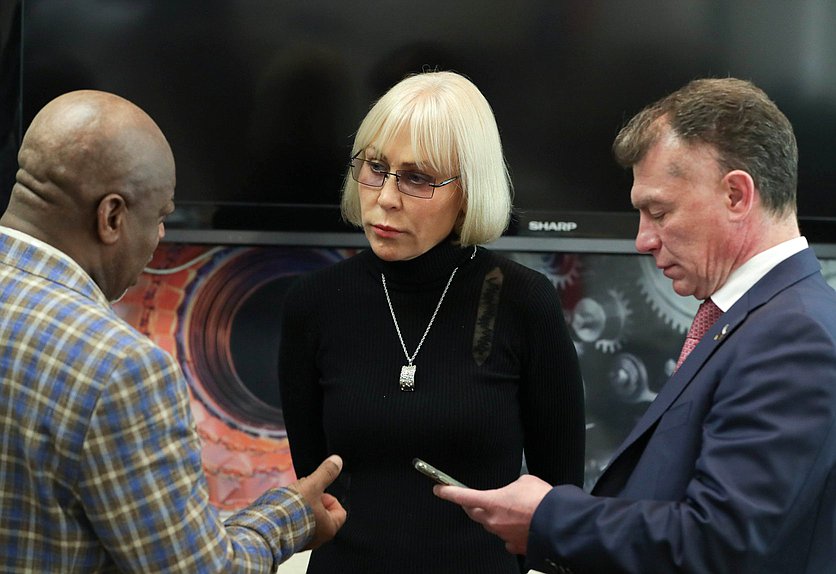 Председатель Комитета по экономической политике Максим Топилин и Первый заместитель Председателя Комитета Надежда Школкина