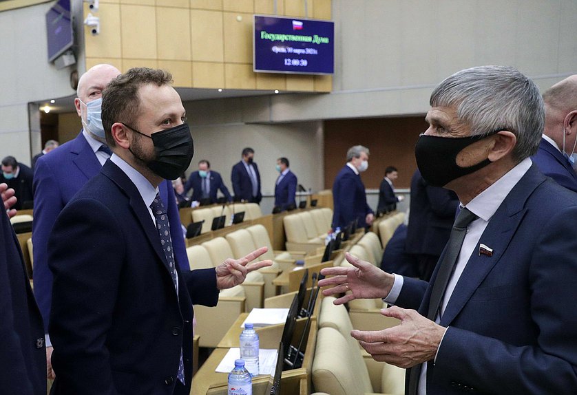 Заместитель Председателя Комитета по транспорту и строительству Павел Федяев и заместитель Председателя Комитета по аграрным вопросам Алексей Лавриненко