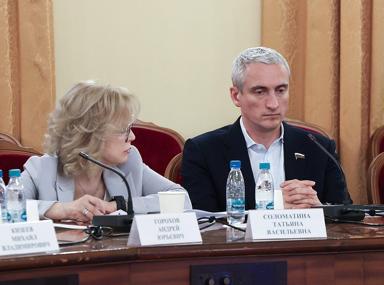 Заместители Председателя Комитета по охране здоровья Татьяна Соломатина и Евгений Нифантьев
