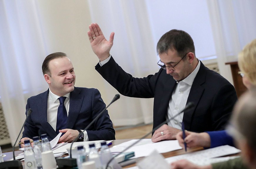 Заместитель Председателя Государственной Думы Владислав Даванков и Первый заместитель Председателя Комитета по культуре Дмитрий Певцов