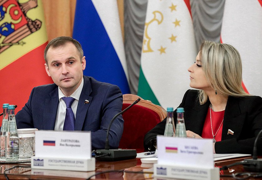 Председатель Комитета по охране здоровья Сергей Леонов и Председатель Комитета по развитию гражданского общества, вопросам общественных и религиозных объединений Яна Лантратова