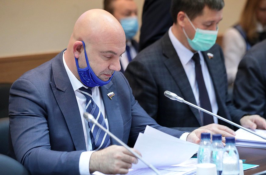 Член Комитета по экологии, природным ресурсам и охране окружающей среды Тимофей Баженов
