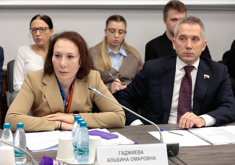 Первые заместители Председателя Комитета по науке и высшему образованию Альбина Гаджиева и Олег Леонов