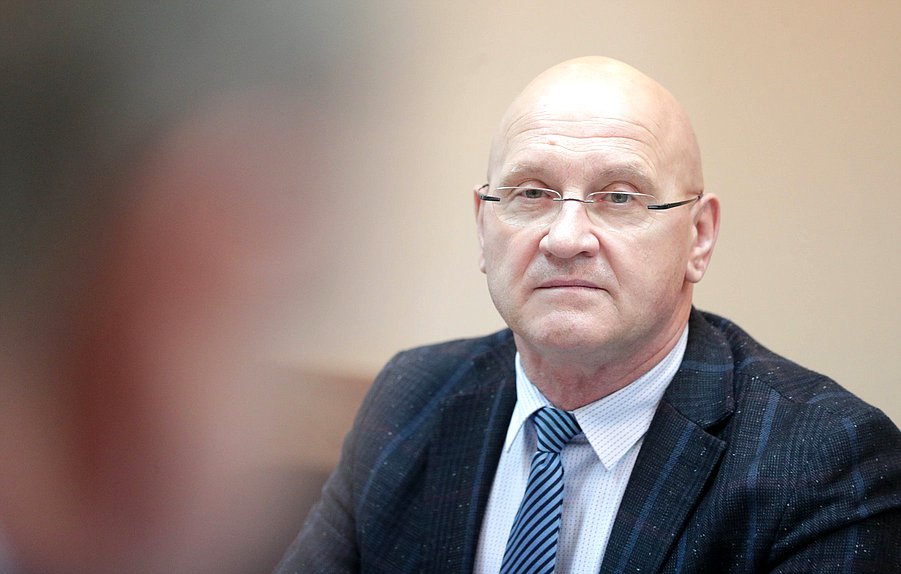 Член Комитета по природным ресурсам, собственности и земельным отношениям Константин Слыщенко