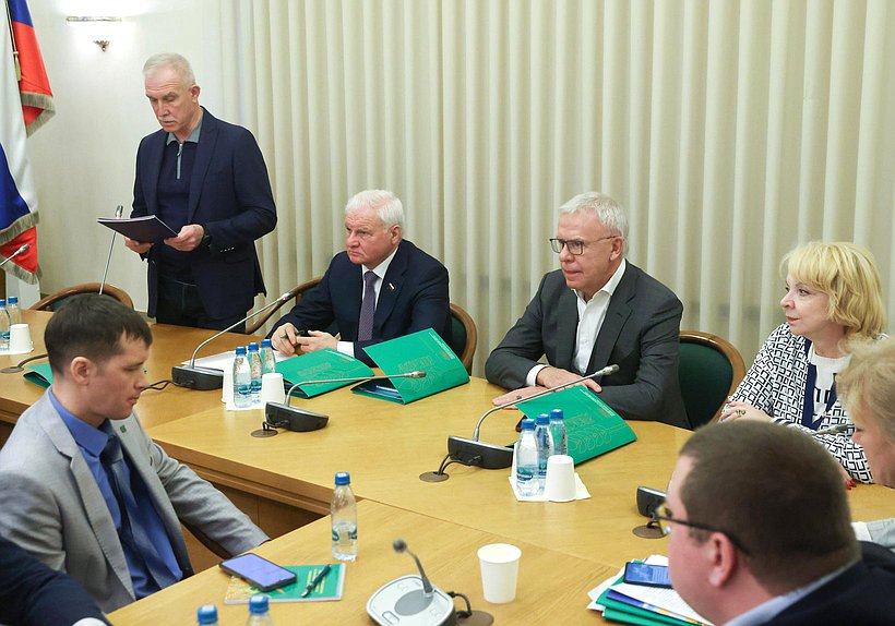 Первый заместитель Председателя Комитета по региональной политике и местному самоуправлению Сергей Морозов, Первый заместитель Председателя Комитета по аграрным вопросам Владимир Плотников и Первый заместитель Председателя Комитета по экологии, природным ресурсам и охране окружающей среды Вячеслав Фетисов