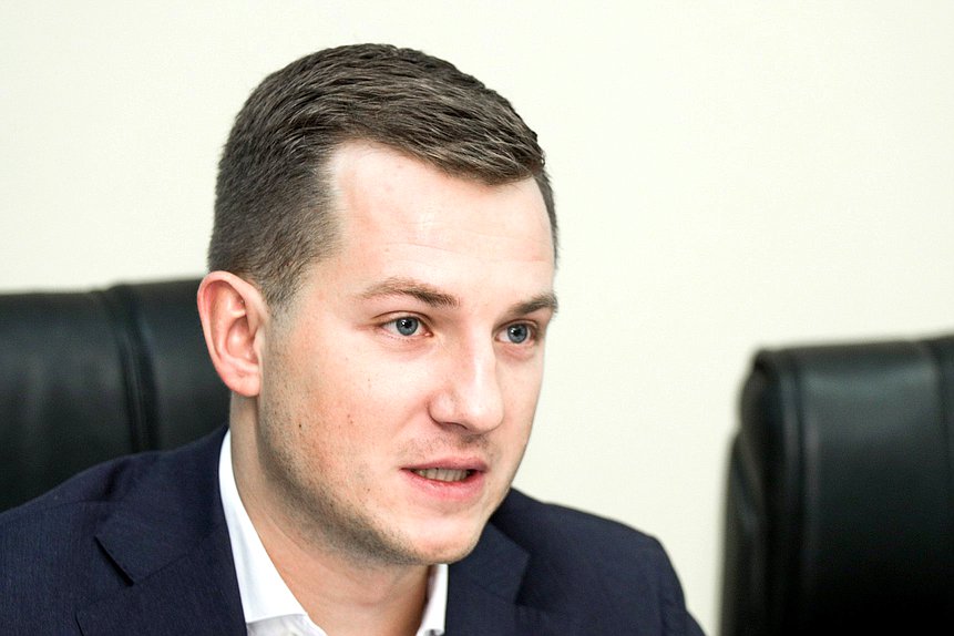 Председатель Комитета по молодежной политике Артем Метелев