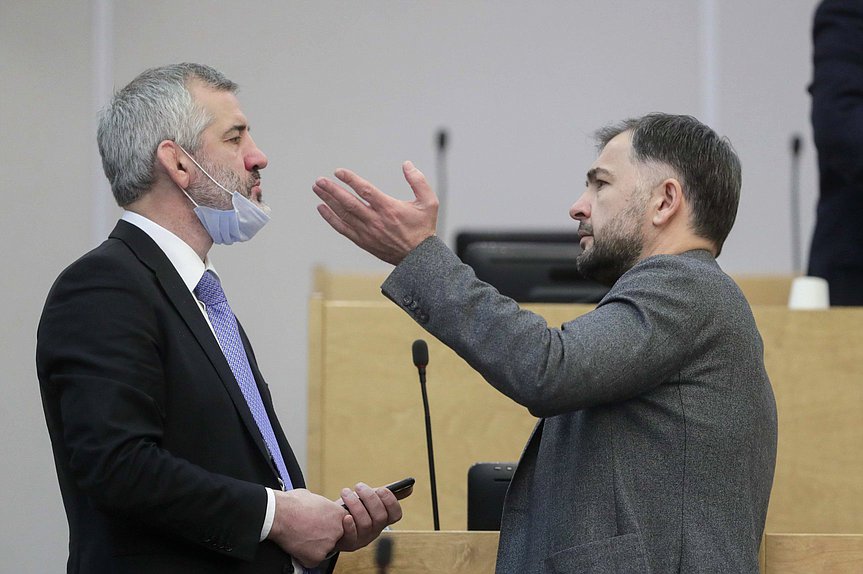 Член Комитета по физической культуре, спорту, туризму и делам молодежи Бувайсар Сайтиев и заместитель Председателя Комитета по развитию гражданского общества, вопросам общественных и религиозных объединений Магомед Селимханов