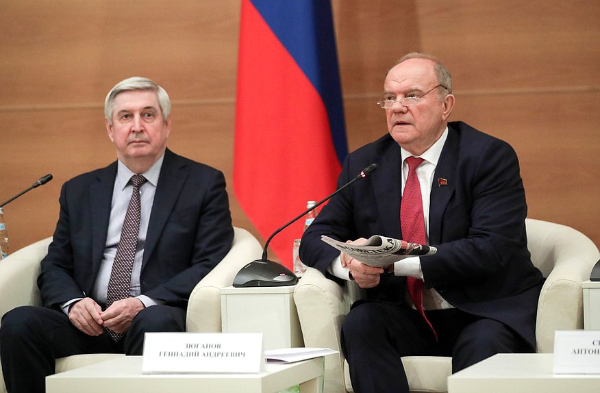 Руководитель фракции КПРФ Геннадий Зюганов и Первый заместитель Председателя Государственной Думы Иван Мельников