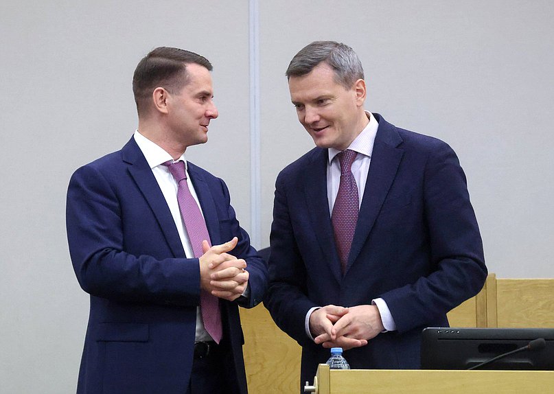 Председатель Комитета по труду, социальной политике и делам ветеранов Ярослав Нилов и Первый заместитель Председателя Комитета по госстроительству и законодательству Даниил Бессарабов