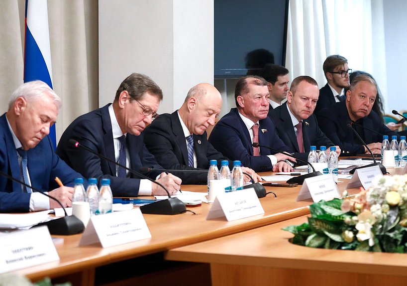 Совместное заседание Комитетов по финансовому рынку, по бюджету и налогам и по экономической политике