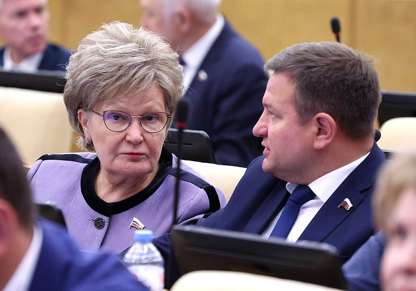 Член Комитета по защите семьи, вопросам отцовства, материнства и детства Татьяна Ларионова и заместитель Председателя Комитета по промышленности и торговле Александр Дроздов