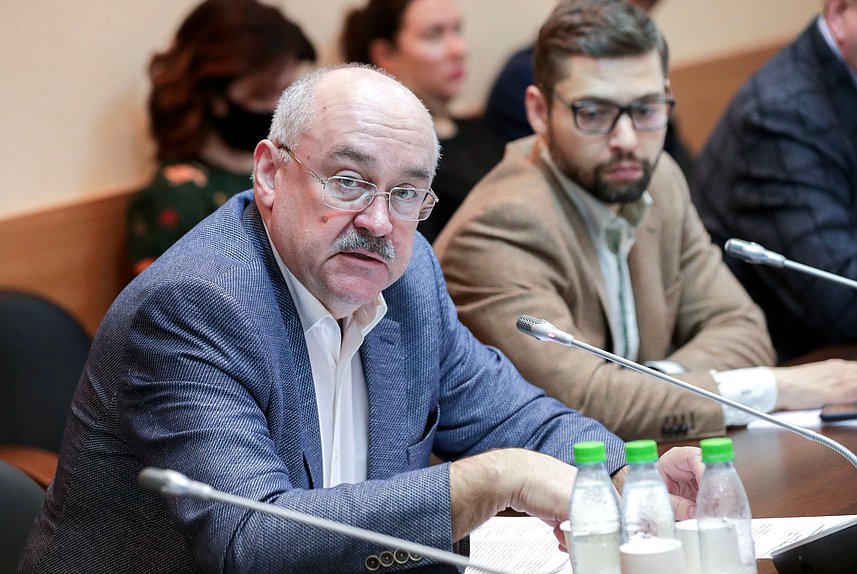 Член Комитета по природным ресурсам, собственности и земельным отношениям Михаил Бугера