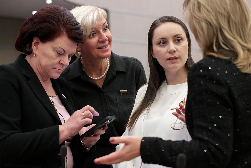 Заместитель Председателя Комитета по труду, социальной политике и делам ветеранов Марина Оргеева, заместитель Председателя Комитета по просвещению Ирина Ивенских и заместитель Председателя Комитета по молодежной политике Юлия Саранова