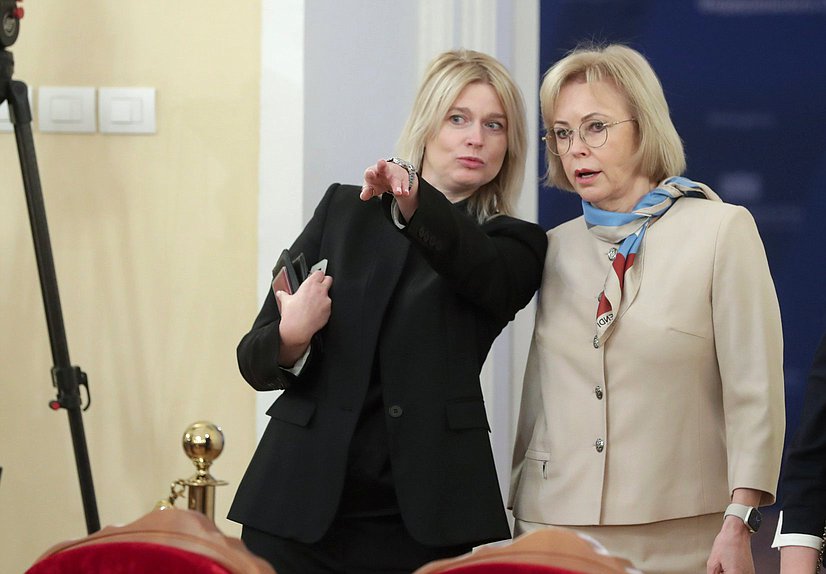 Заместитель Председателя Комитета по охране здоровья Татьяна Соломатина (справа)