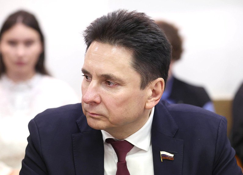 Член Комитета по информационной политике, информационным технологиям и связи Вячеслав Петров