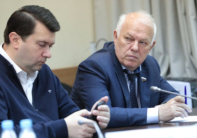 Заместитель Председателя Комитета по экологии, природным ресурсам и охране окружающей среды Олег Лебедев и заместитель Председателя Комитета Анатолий Грешневиков