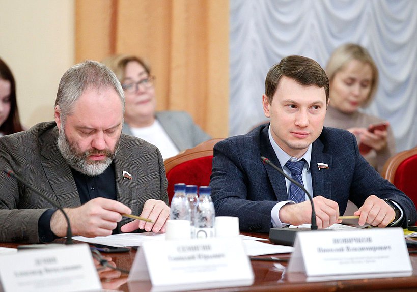 Член Комитета по развитию Дальнего Востока и Арктики Николай Новичков и член Комитета по туризму и развитию туристической инфраструктуры Артем Прокофьев