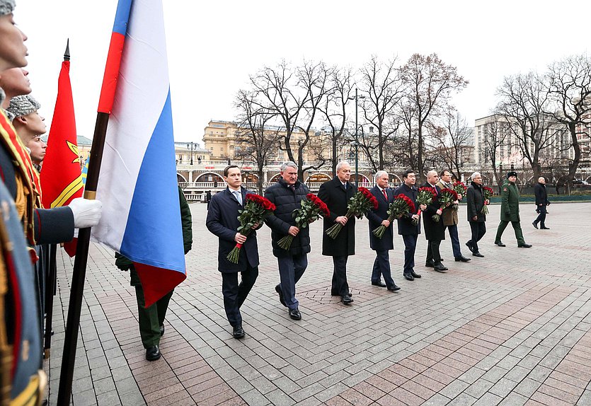 Вячеслав Володин и главы делегаций стран — членов ПА ОДКБ возложили цветы к Могиле Неизвестного Солдата