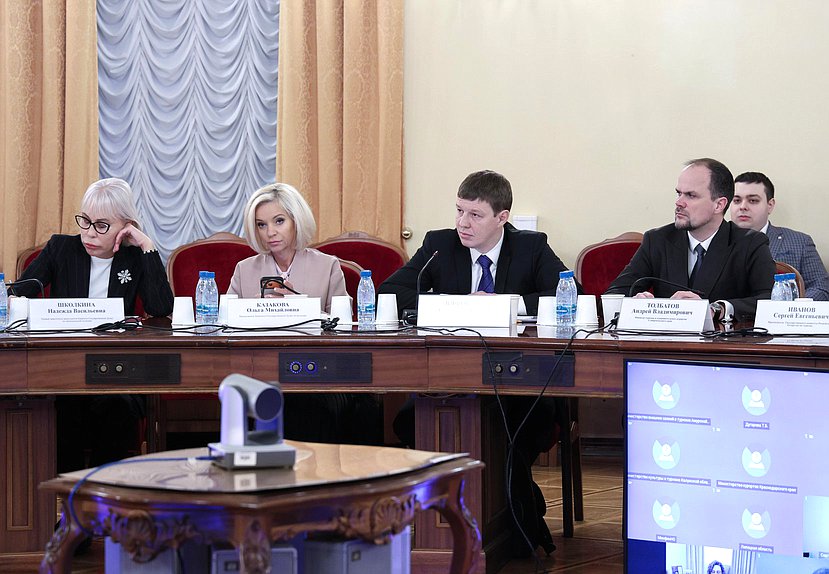 Первый заместитель Председателя Комитета по экономической политике Надежда Школкина и Председатель Комитета по культуре Ольга Казакова