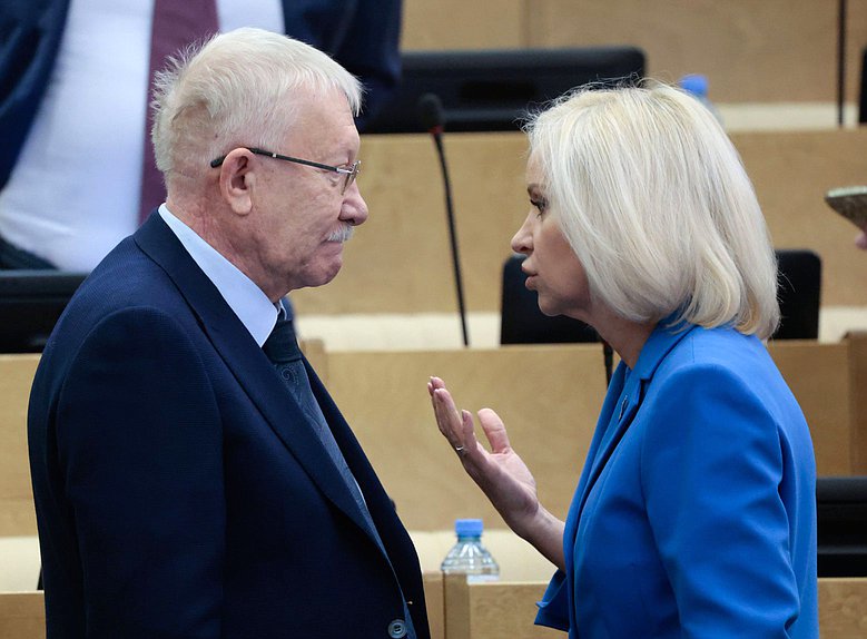 Председатель Комитета по контролю Олег Морозов и Председатель Комитета по культуре Ольга Казакова