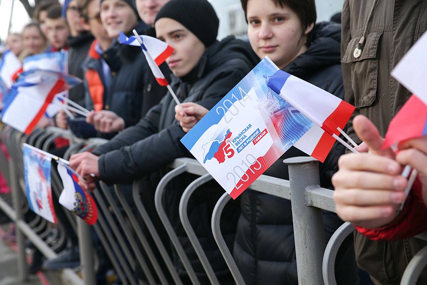 Делегация Государтвенной Думы приняла участие в церемонии возложения цветов к памятнику «Народное ополчение всех времен» и праздничном шествии в Симферополе