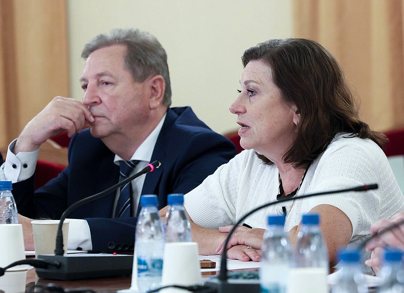 Члены Комитета по науке и высшему образованию Михаил Кузьмин и Ольга Пилипенко