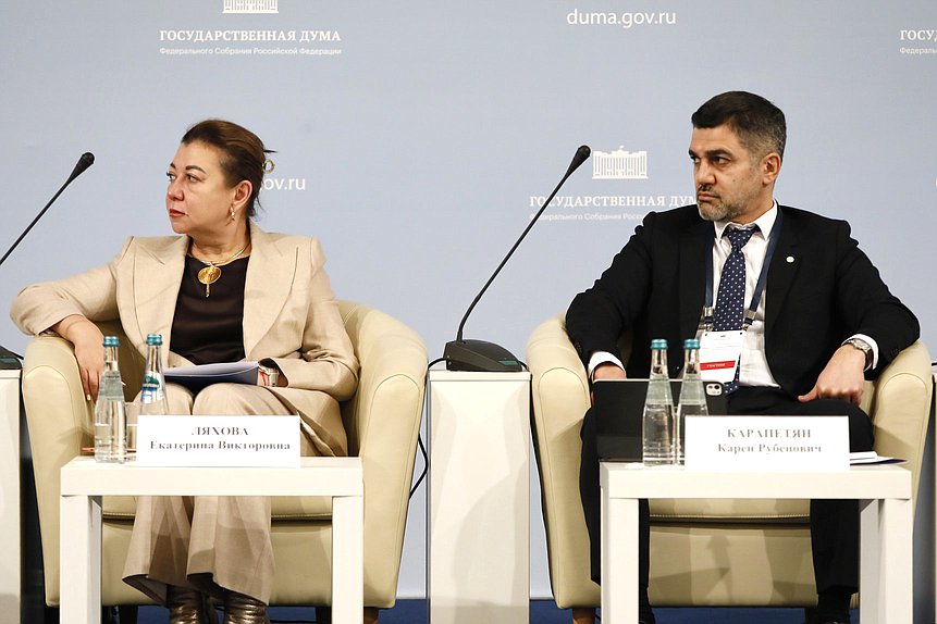 Председатель совета директоров АО "Атомэнергопром" Екатерина Ляхова и старший управляющий директор – директор Департамента инфраструктурных решений ПАО "Сбербанк" Карен Карапетян. Сессия «Производство и инвестиции»