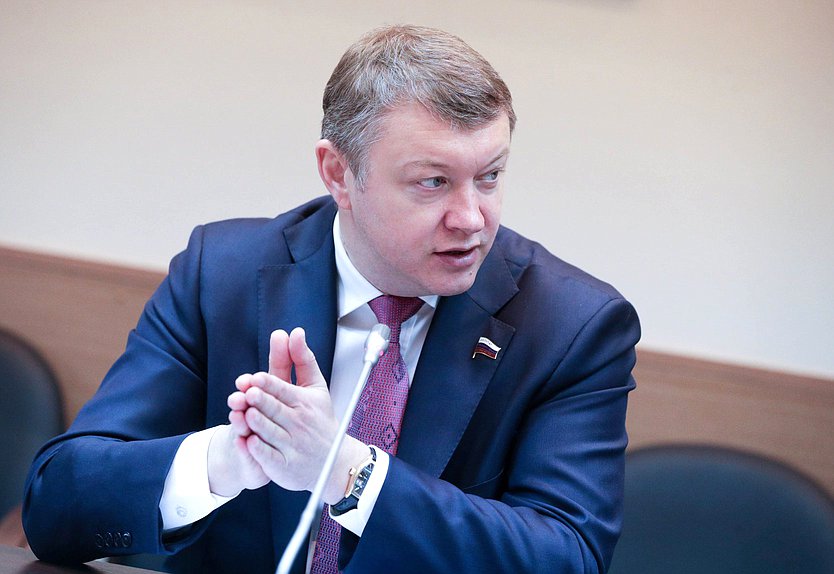 Член Комитета по природным ресурсам, собственности и земельным отношениям Евгений Марков