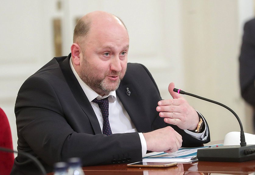 Круглый стол на тему «Системные изменения в законодательстве РФ в сфере образования как механизм снижения административной нагрузки на образовательные организации в условиях кризиса»